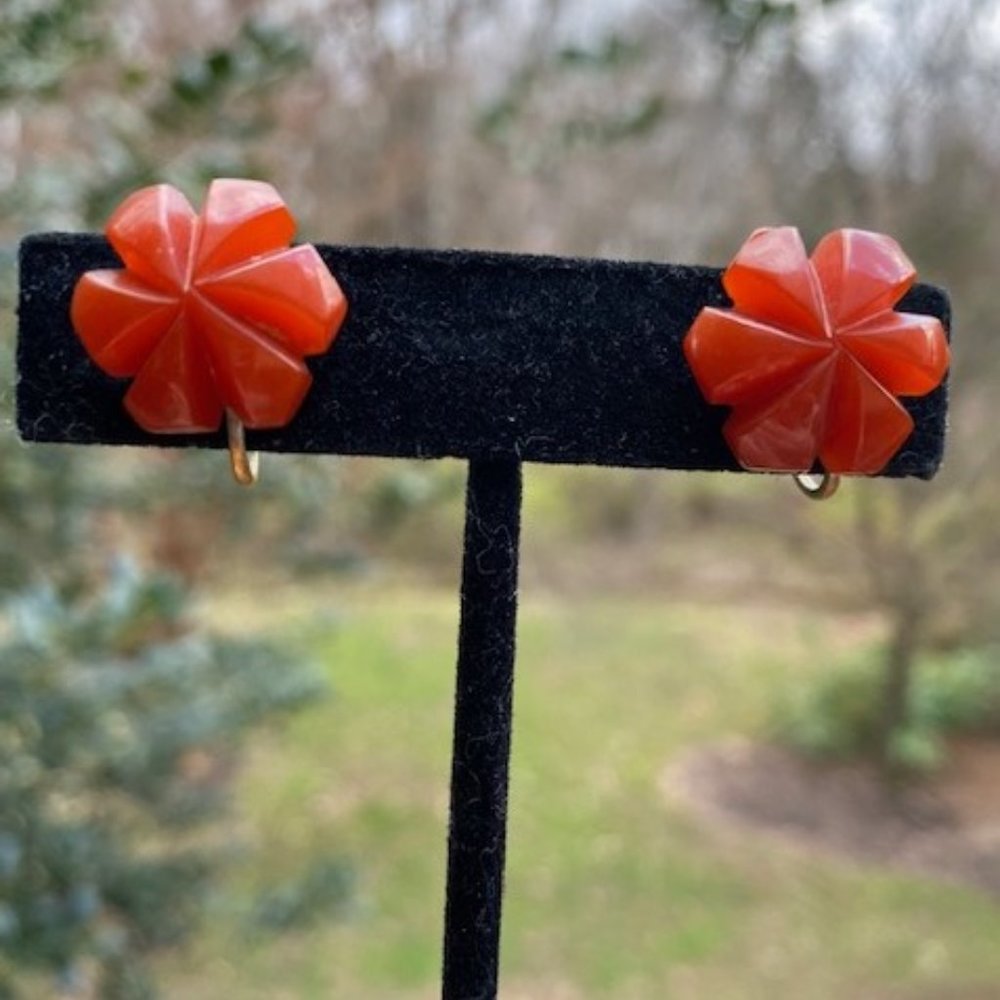 VTG BAKELITE Caramel Flower Carved EARRINGS - Picture 7 of 9